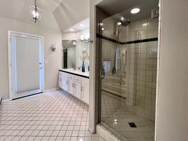 Building Photo - $3,700 Cole & Millbrook, 4 Bedroom House -...