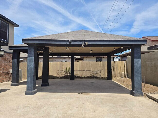 Building Photo - 2987 Temple Dr