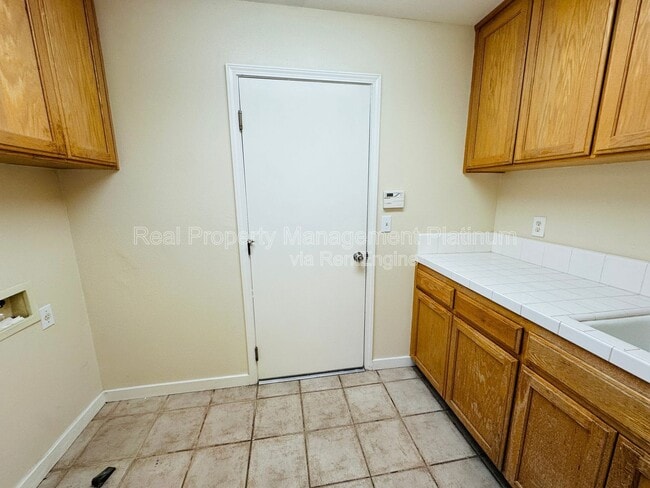 Building Photo - 2012 Riverview Dr