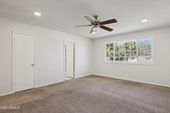 Building Photo - 3526 E Sahuaro Dr