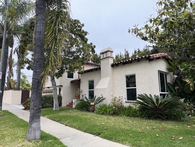 Building Photo - 1650 S Crest Dr