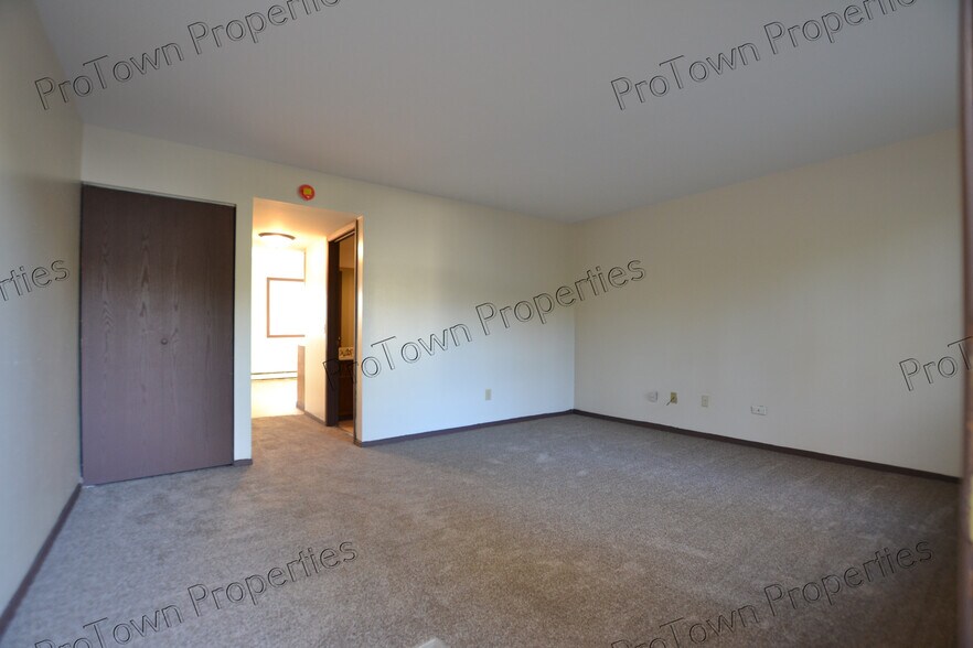 Building Photo - 636 Meadowood Ln