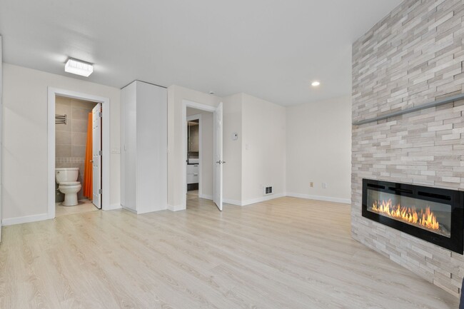 Building Photo - 2Bd/2.5Ba Bellevue Townhouse