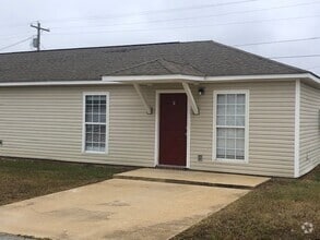 Building Photo - Recently Renovated 2 Bedroom 1 Bath Apartm...