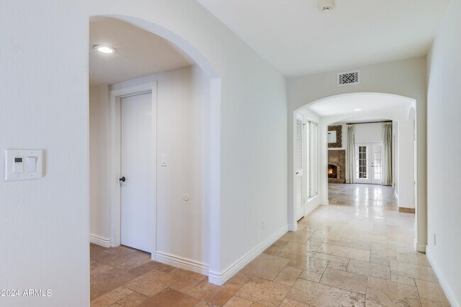 Building Photo - 6932 E Montecito Ave