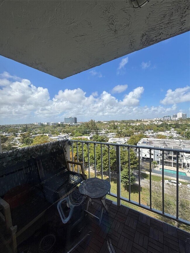 Building Photo - 2350 NE 135th St