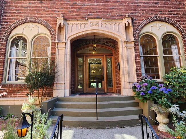 Primary Photo - Queen's Court | A/C + Den | Renovated Kitc...