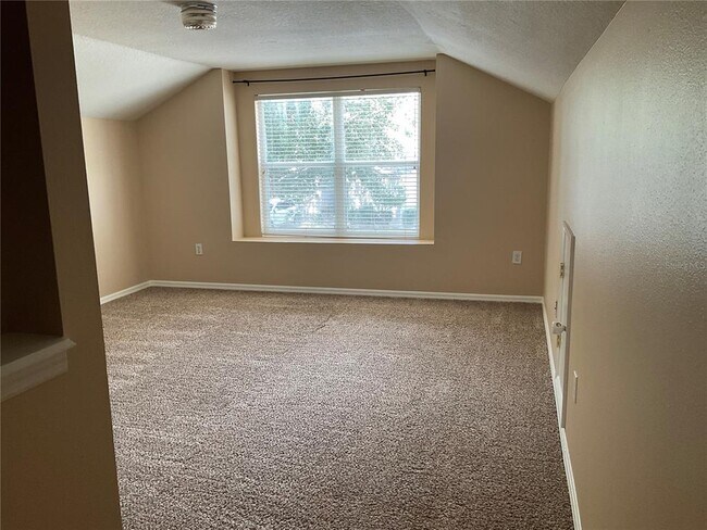 Building Photo - 2717 Villa Dr