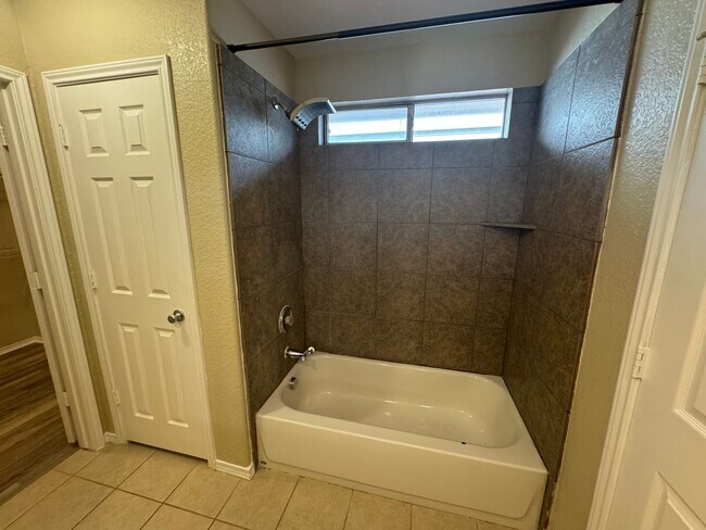 Building Photo - COMFORTABLE HOME | SINGLE STORY  |  CLOSE TO HWY 151 & 410 | SHOPPING & RESTAURANTS