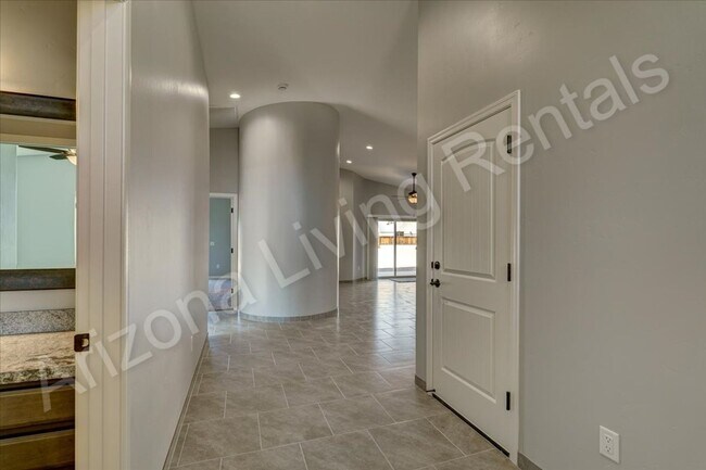 Building Photo - RV GARAGE HOME