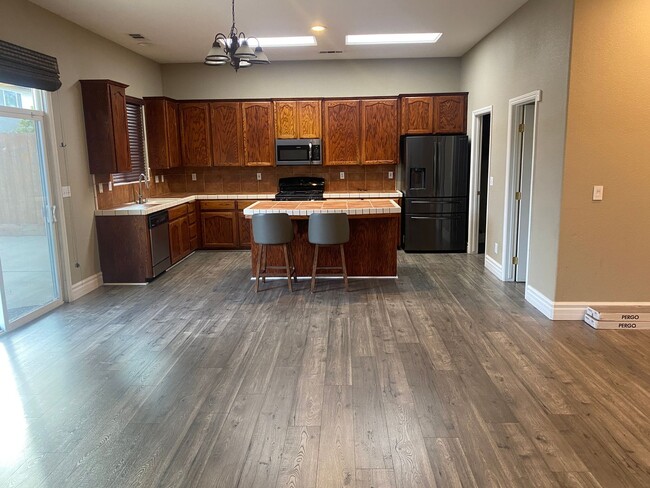 Building Photo - 3 Bedroom 2 bathroom with a bonus room and Solar in NW Visalia!