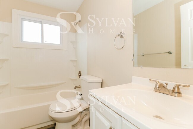Building Photo - The living is easy in this lovely 3 bedroom
