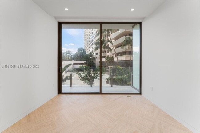 Building Photo - 5 Grove Isle Dr