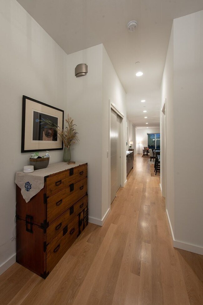 Building Photo - Immaculate, Kirkland Newer Construction - ...