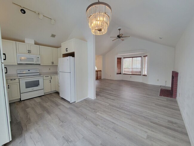 Building Photo - 899 S 86th St