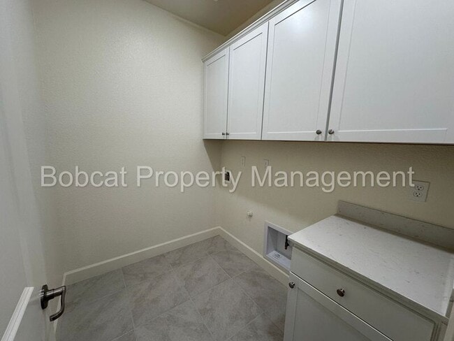Building Photo - 925 Nelle Dr