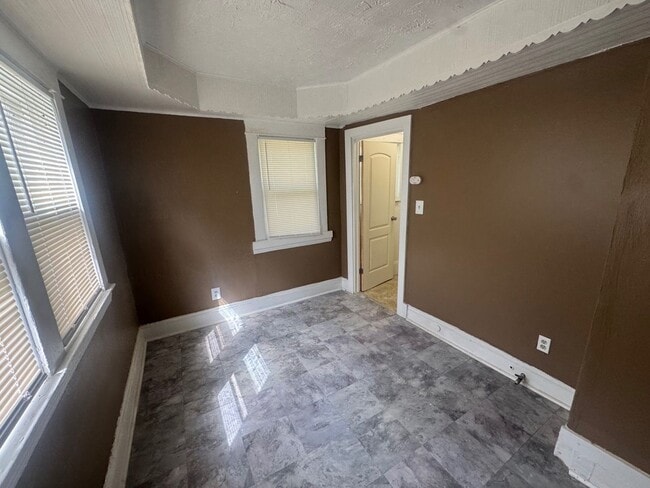 Building Photo - 1056 E 99th St