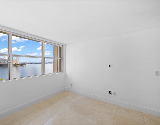 Building Photo - 1420 Brickell Bay Dr