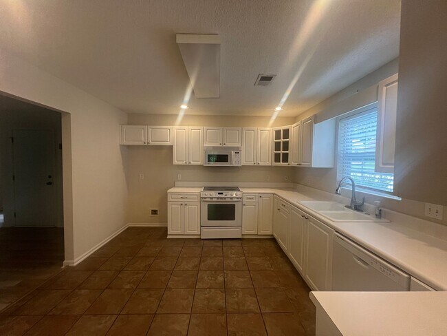Building Photo - 253 Riverrun Dr