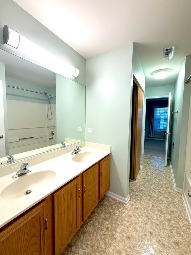 Building Photo - 643 Holiday Ln
