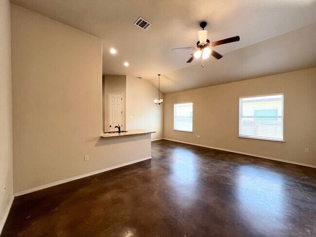 Building Photo - Luxury 3/2 duplex in NBTX