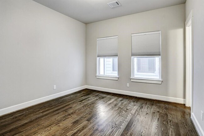 Building Photo - 1057 W 25th St