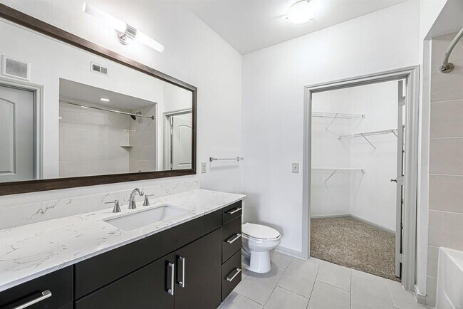 Building Photo - 8877 Lakes at 610 Dr