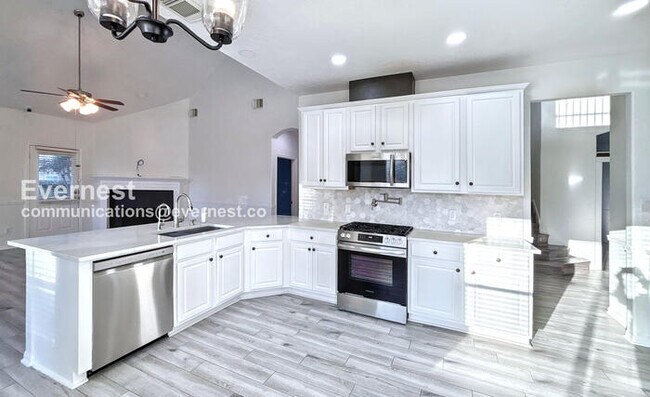 Building Photo - PROMO: Get $500 OFF the first month’s rent when you sign the lease today! / 4 Bed/2.5 Bath Home w...