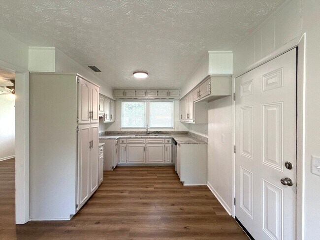 Building Photo - 1035 Kirkland Dr