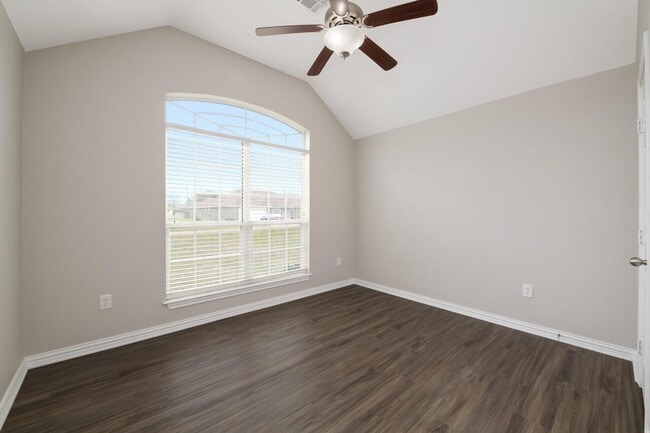 Building Photo - Midway ISD Country Home