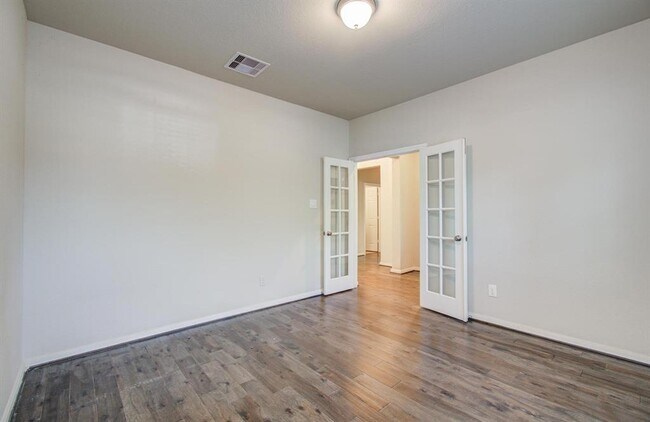 Building Photo - 15618 Whispering Green Dr