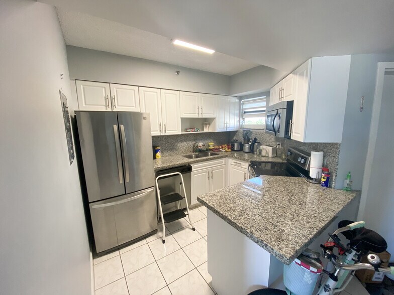 Building Photo - 9156 Collins Ave