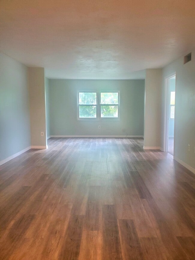 Building Photo - 1524 Lakeview Rd