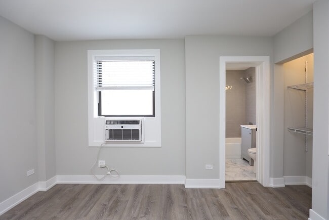 Building Photo - 545 W Belmont Ave