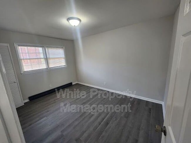 Building Photo - 1045 W Meadow Dr