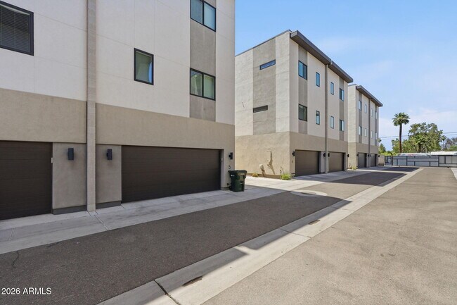 Building Photo - 2727 E Thomas Rd