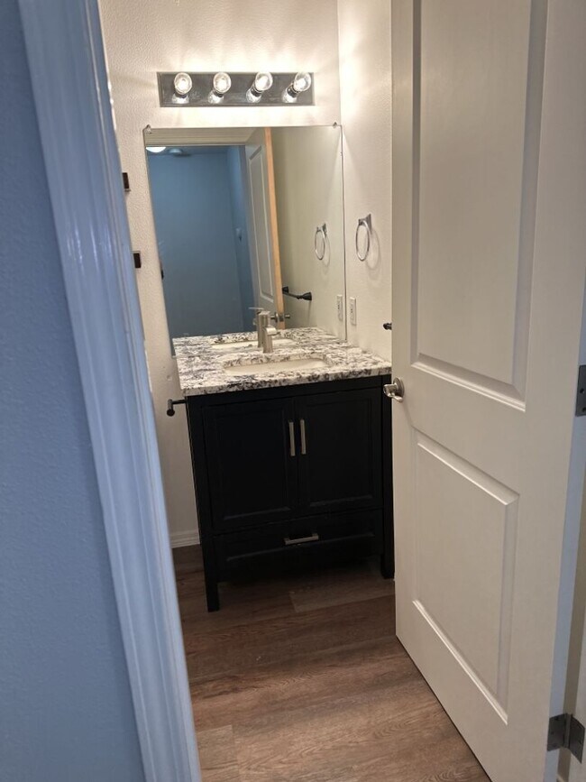 Building Photo - Charming 2 Bedroom Townhome