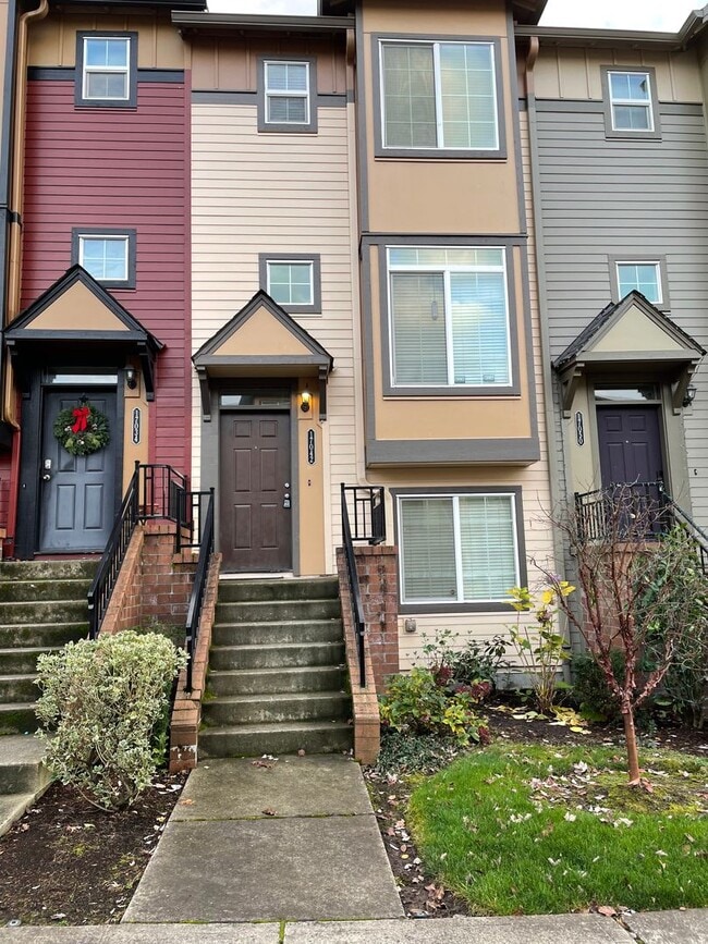 Primary Photo - Holiday Move-in Special! 3br/3ba Townhouse near 170th ave MAX station