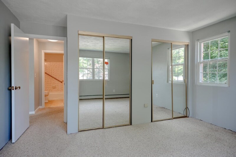 Building Photo - 10 Karen Cir