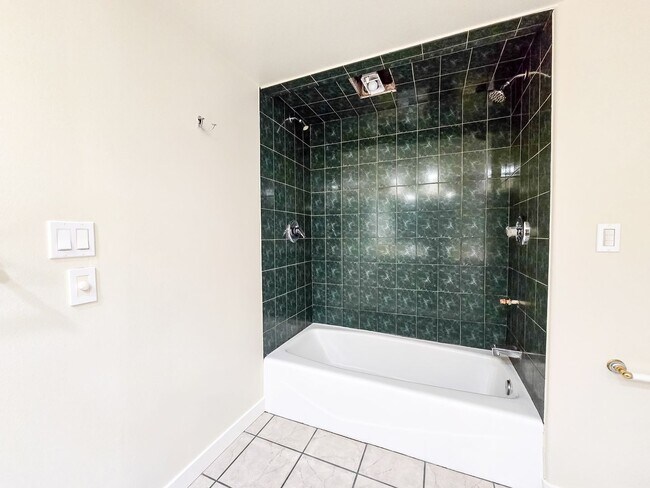 Building Photo - Spacious 3BD Rambler