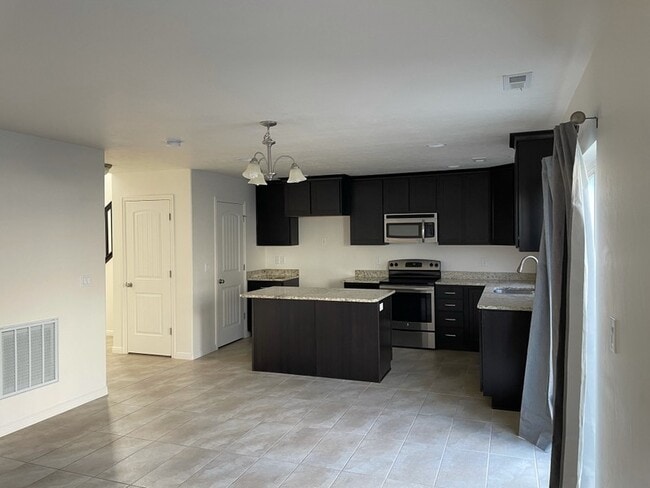 Building Photo - 1118 Stonehaven Dr