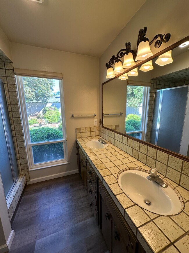 Building Photo - 1310 W Magill Ave