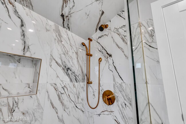 Building Photo - 320 Silver Lagoon Dr