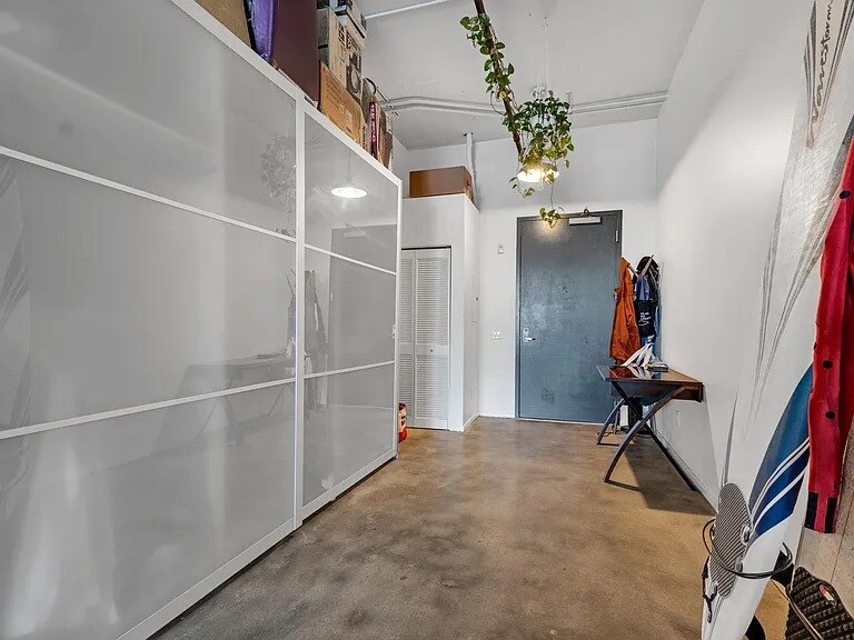 Building Photo - 510 S Hewitt St