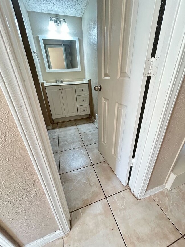 Building Photo - Well-Maintained 3-Bed / 2.5-Bath Home in Central Arlington