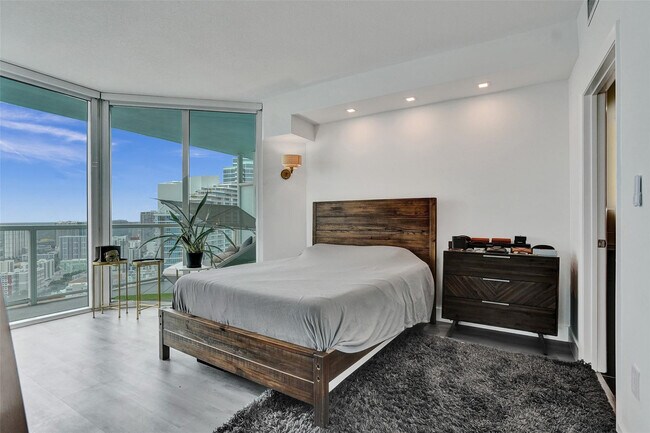 Building Photo - 1900 N Bayshore Dr