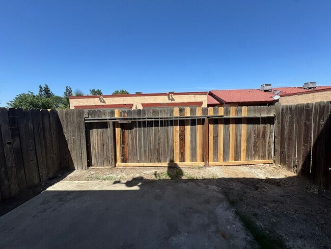 Building Photo - 4208 White Ln