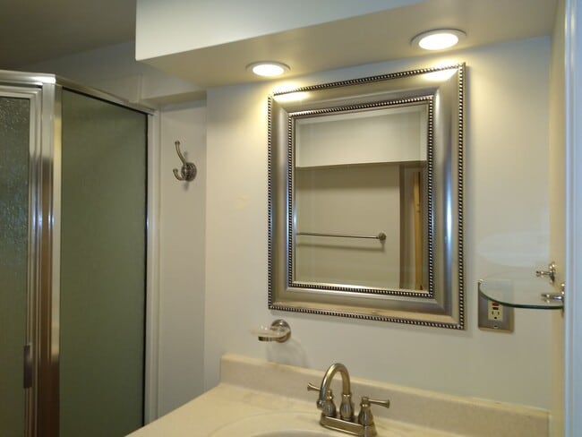 Building Photo - Alamo Placita Adorable 3 Bed 2 Bath Bungalow w/ CACH, Garage, Fenced Yard & More