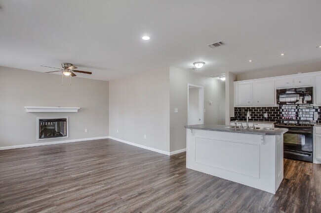 Building Photo - 4 Bed, 2 Bath in South Overton!