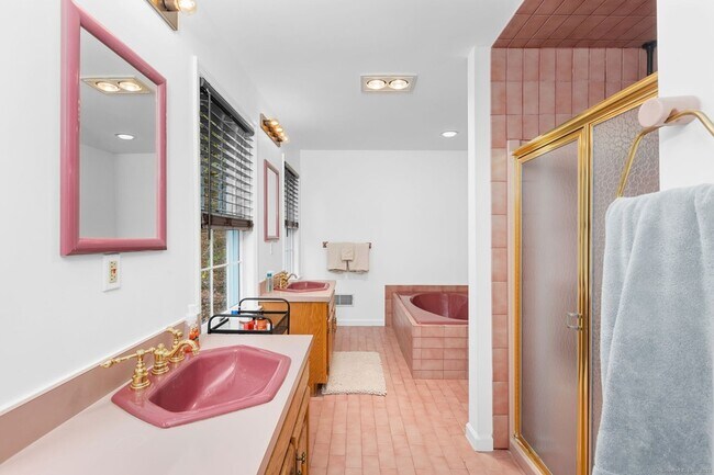 Building Photo - 17 Curtis Dr